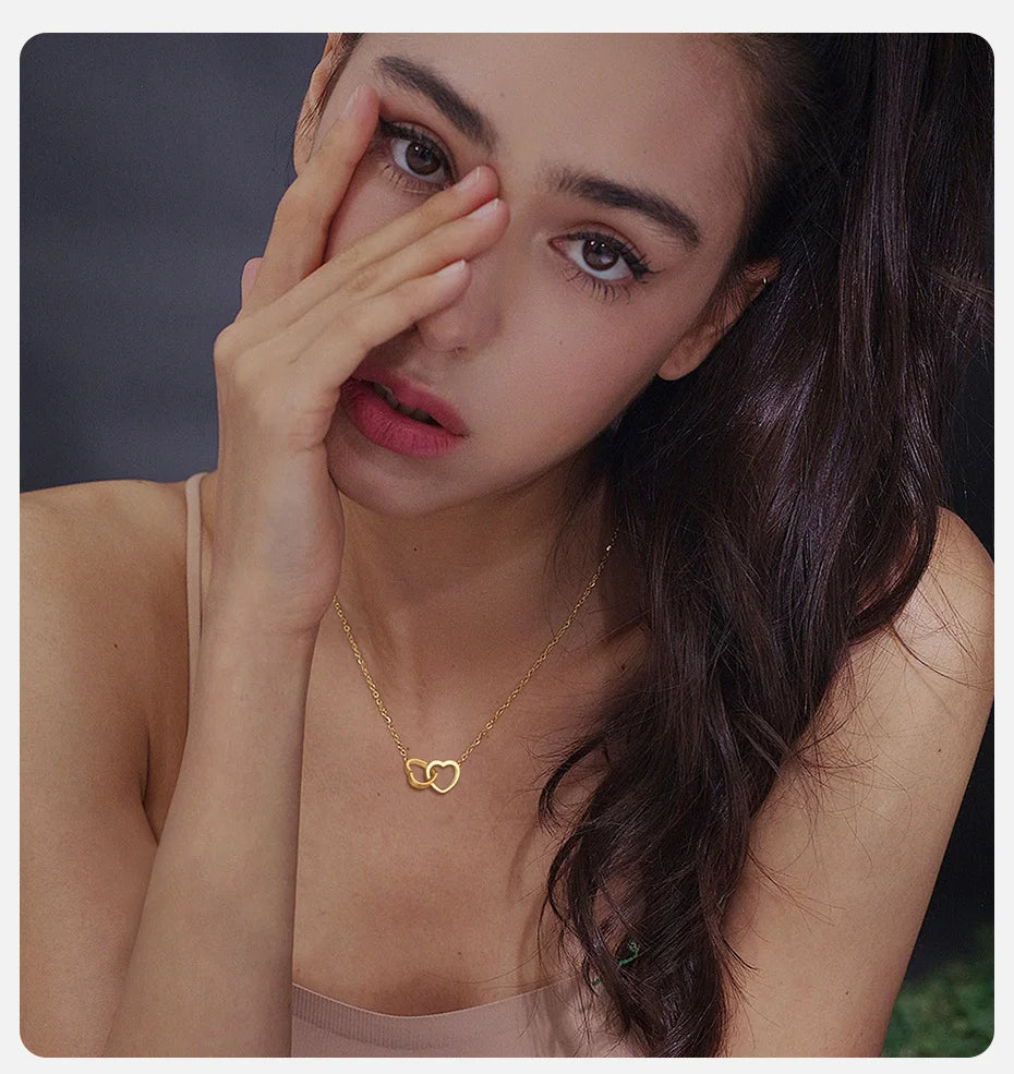 Hoje é o Seu Dia - Colar Duplo Coração Entrelaçados Banhado a Ouro 18k