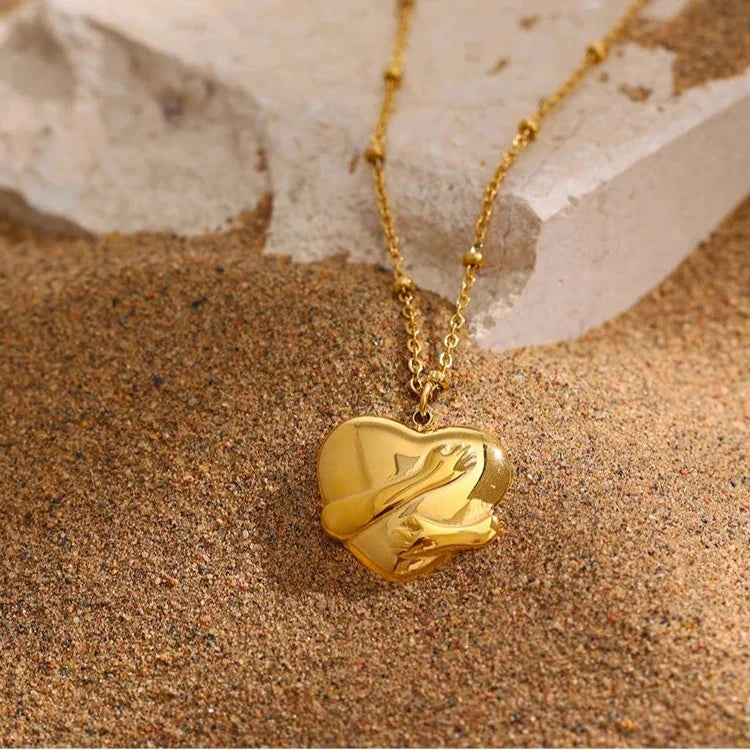 Minha Querida Mãe - Colar Coração Abraçado Banhado a Ouro 18k