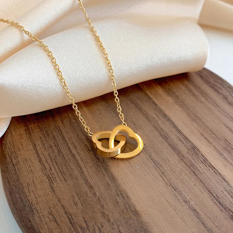 Grande Mulher - Colar Duplo Coração Entrelaçados Banhado a Ouro 18k