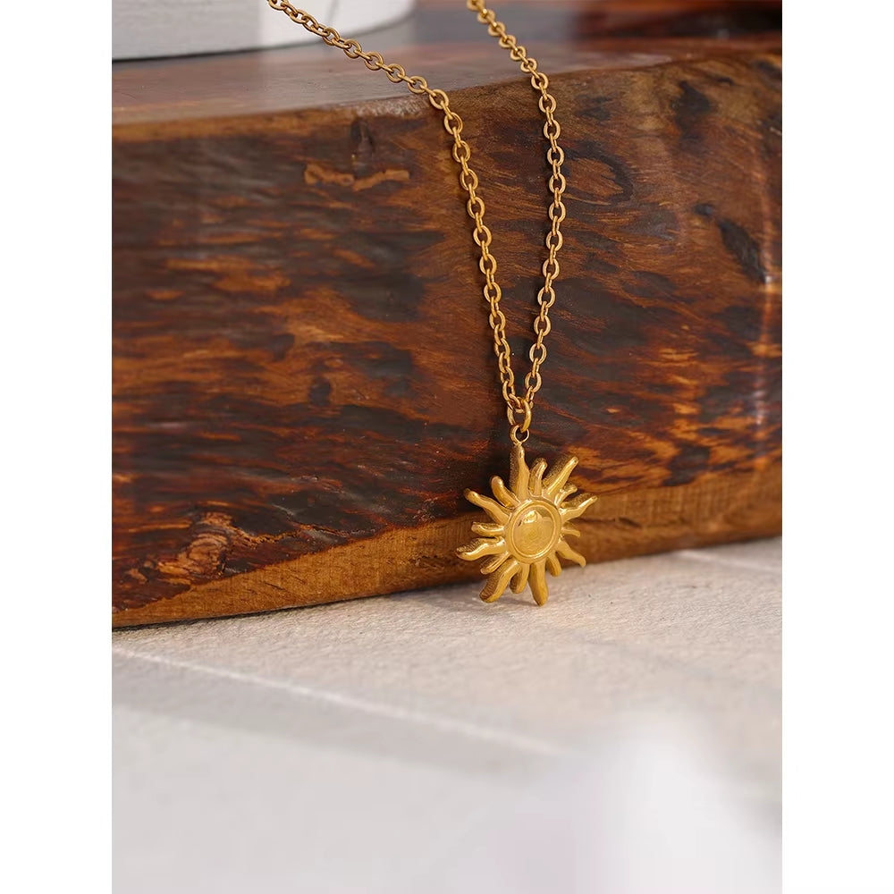 Colar Sol Radiante Banhado a Ouro 18k